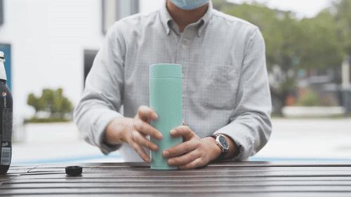 还在用双手费劲拧杯盖？我只要3根手指，1秒就开了！