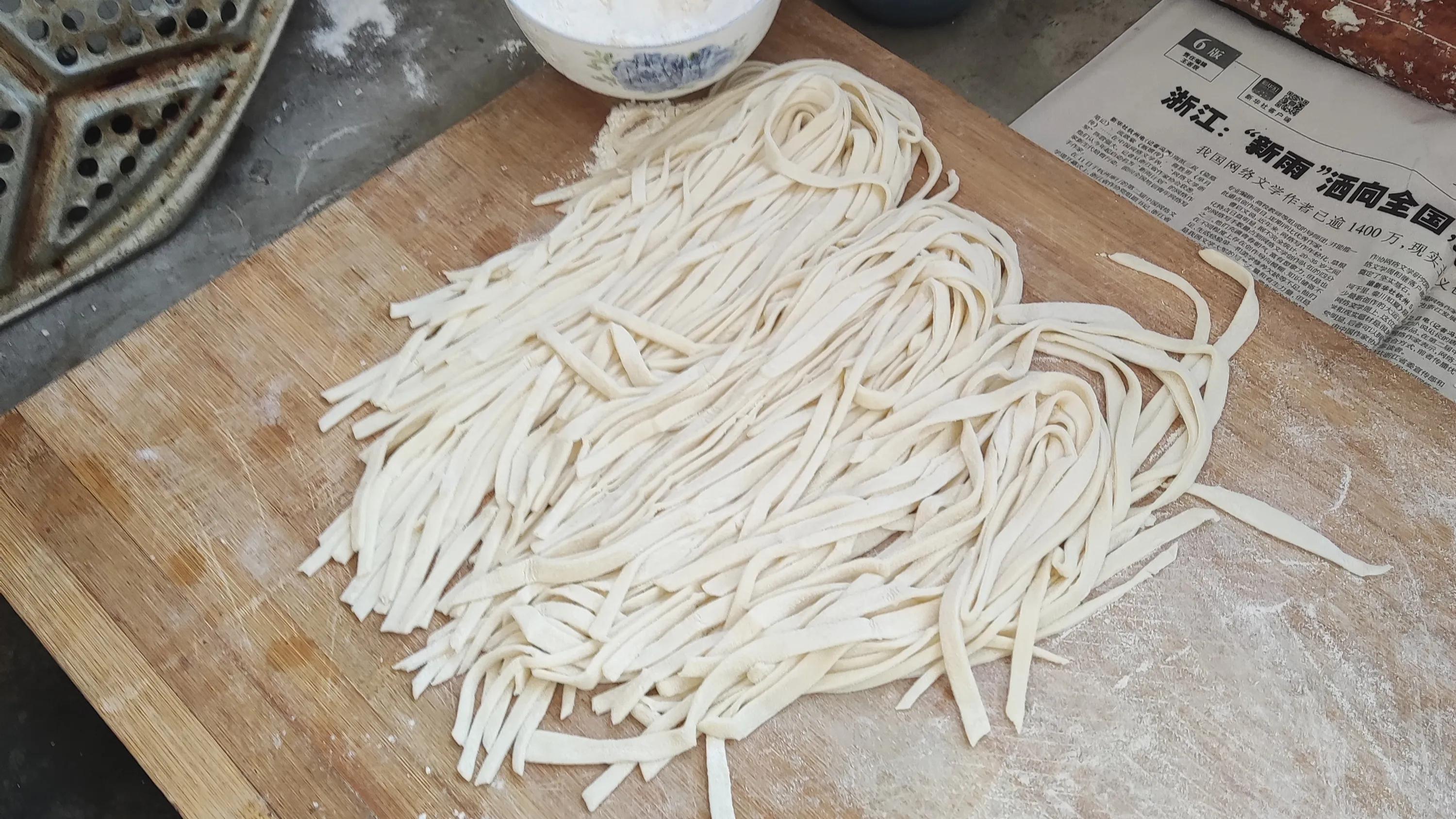 杨树叶子拌什么好吃,杨树叶可以直接凉拌吃吗