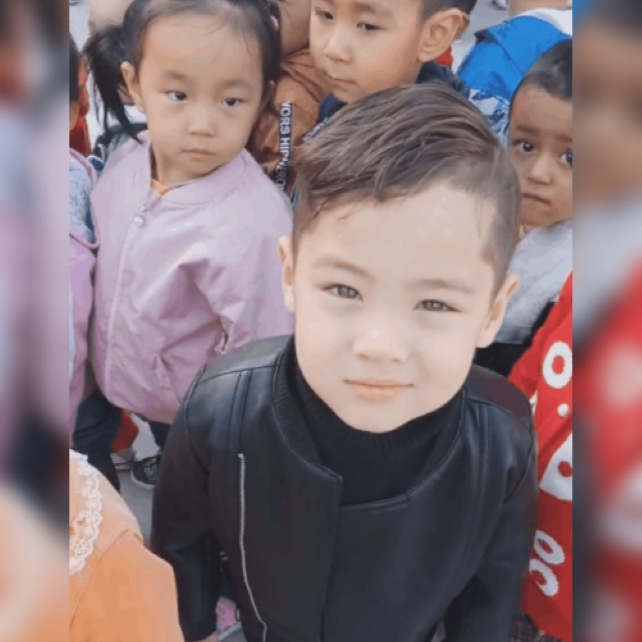 帅气的小学生校草,班级高颜值小男孩走红网络