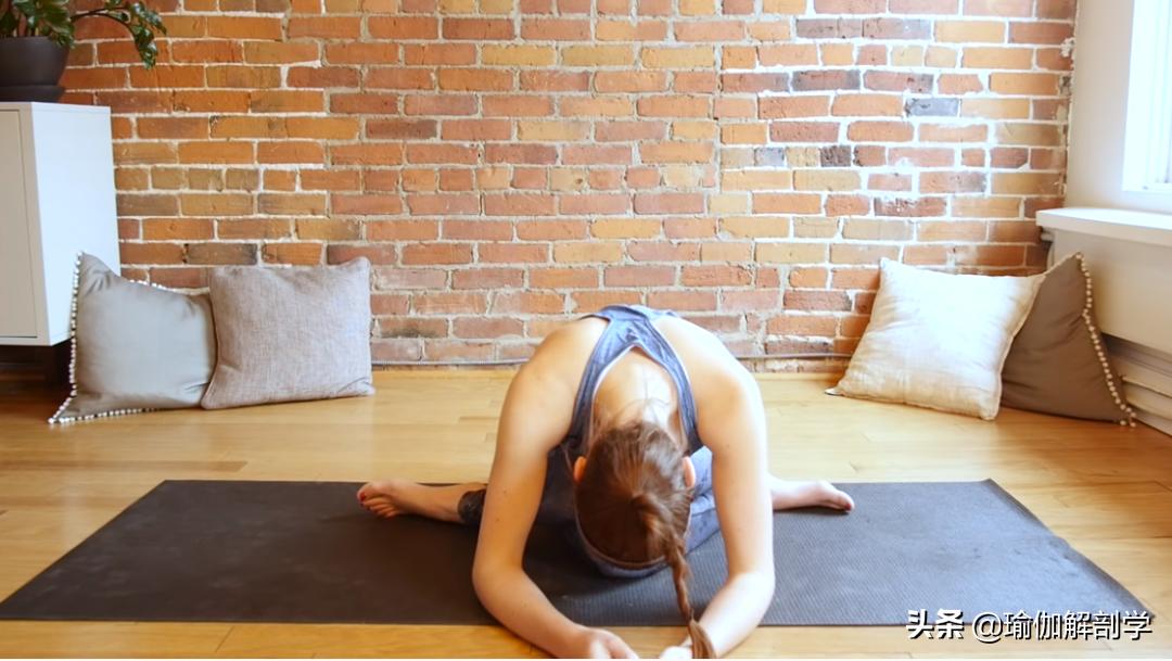 春季养肝正当时，8个体式养肝排毒，错过再等一年