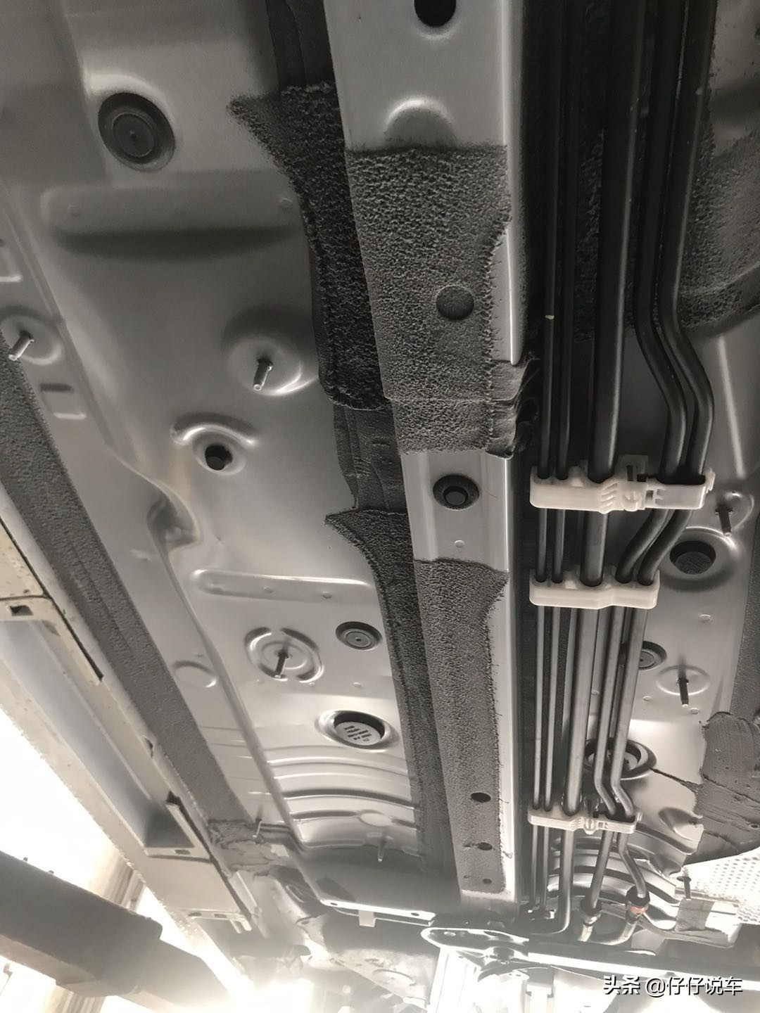 吉利帝豪新车自带底盘装甲吗,新车装底盘装甲多少钱手工费