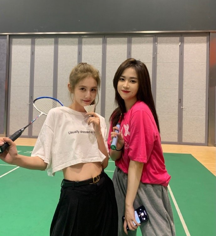 闲不住！王思聪“一拖五”约五位辣妹泡酒吧，拽妹子“咬耳朵”