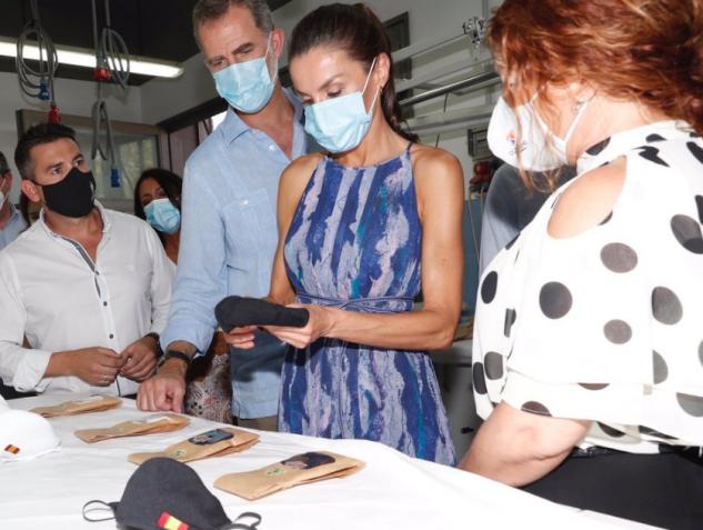 四五十岁的女人想要保持活力感，多穿这几款面料，显年轻十几岁