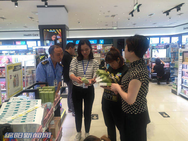 @绵阳美女，化妆品不能治病，不能治皮肤病，不能当药用！