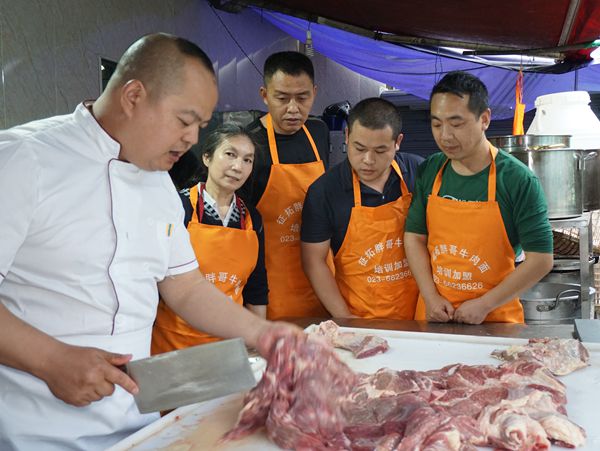 游山城重庆过大美三峡,游重庆山城吃地道的重庆火锅