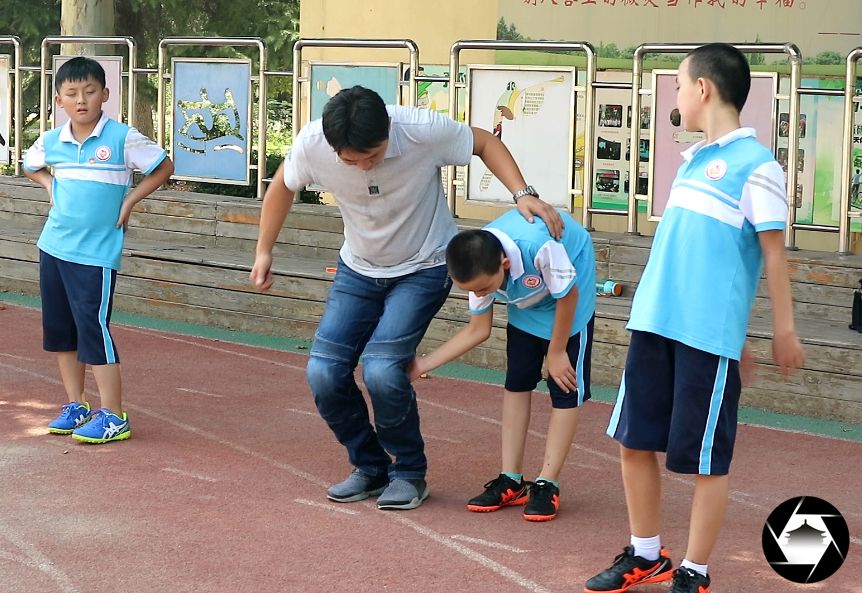 西安莲湖小学生踢足球,西安儿童踢足球