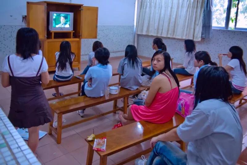 他用20年,拍下了流水线上的一代“打工人”