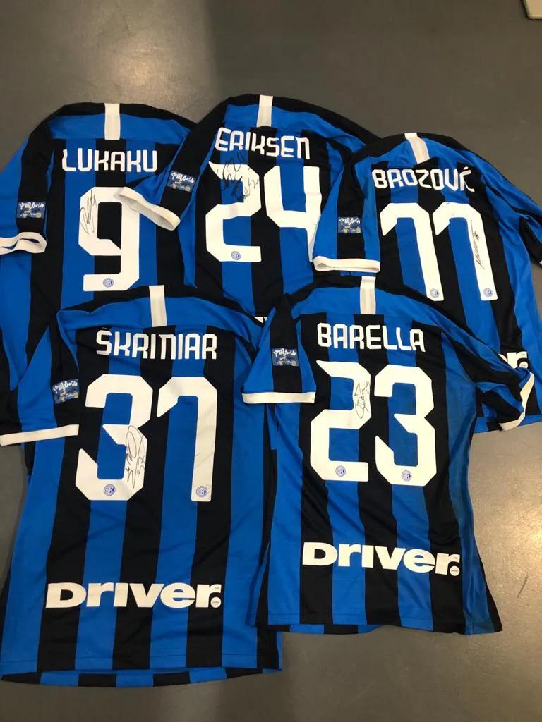 国米落场版义卖为武汉加油,声援国际米兰