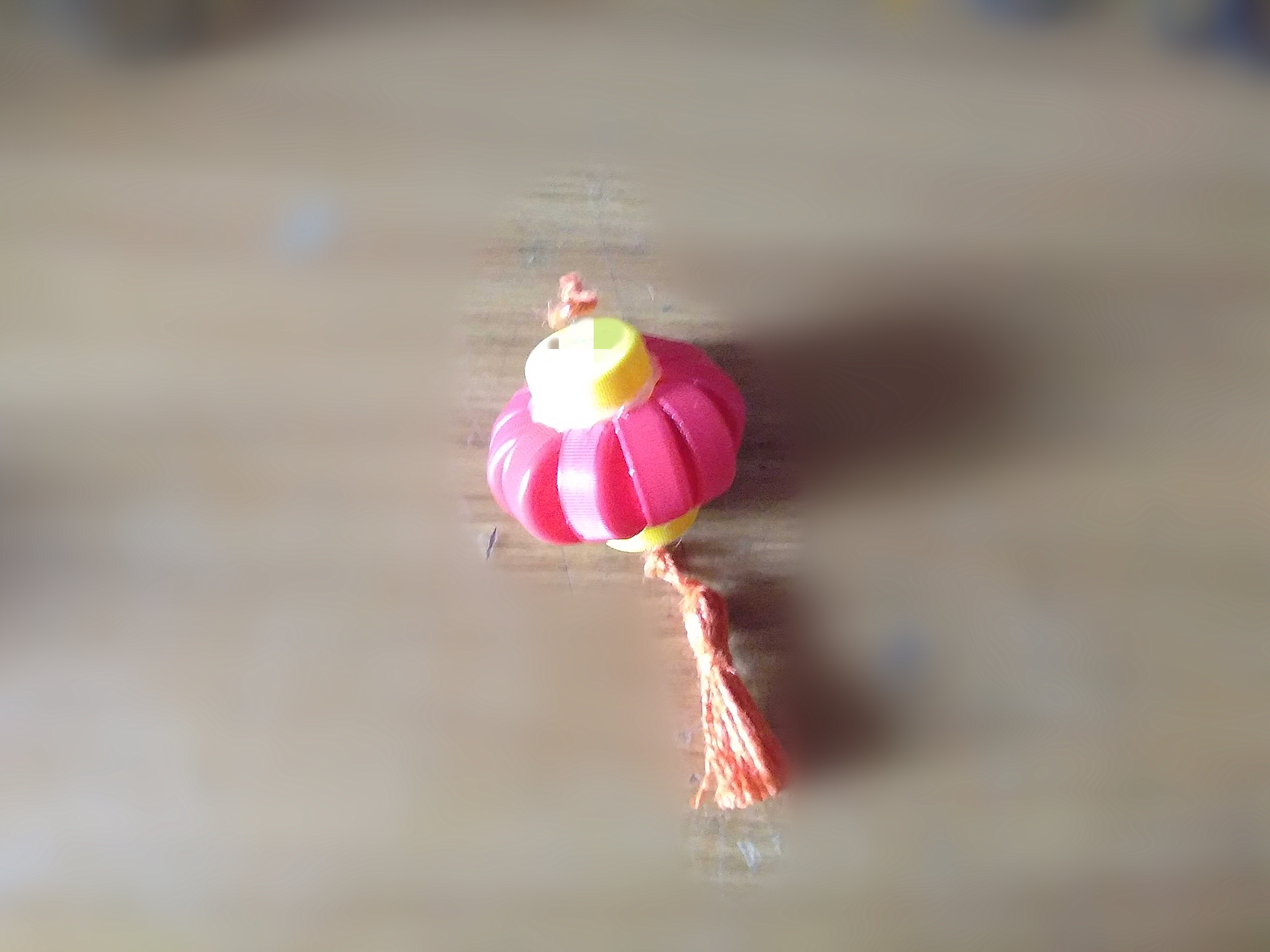 矿泉水瓶瓶盖做灯笼手工教程,手把手教你用瓶盖做灯笼教程