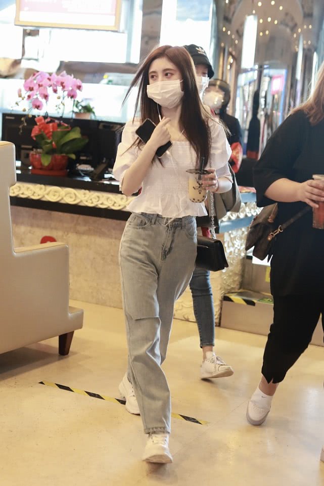 鞠婧祎露渣渣上衣造型,鞠婧祎简直是可爱到了极点的那种