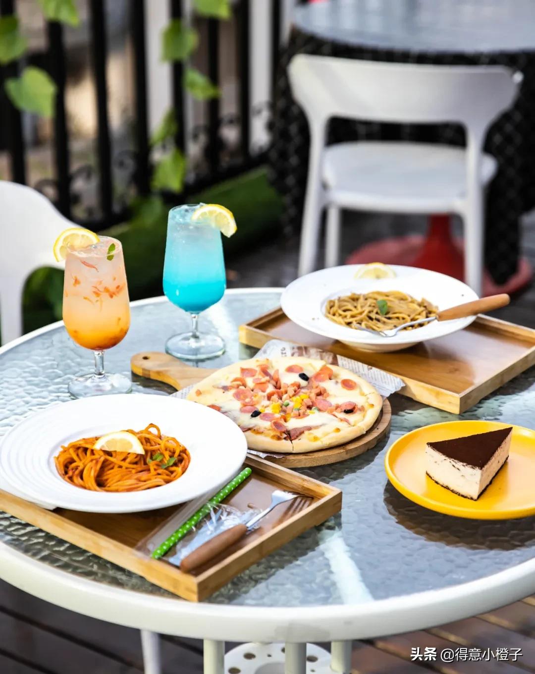 楼顶喝酒看日出,楼顶喝酒夜景视频实拍