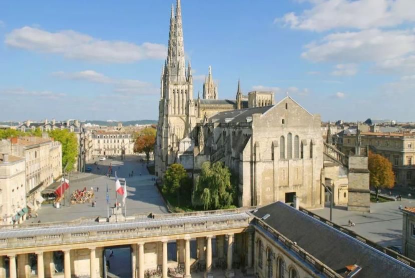 法国这座城市被称为“葡萄酒都”，这里盛产的葡萄酒享誉全世界