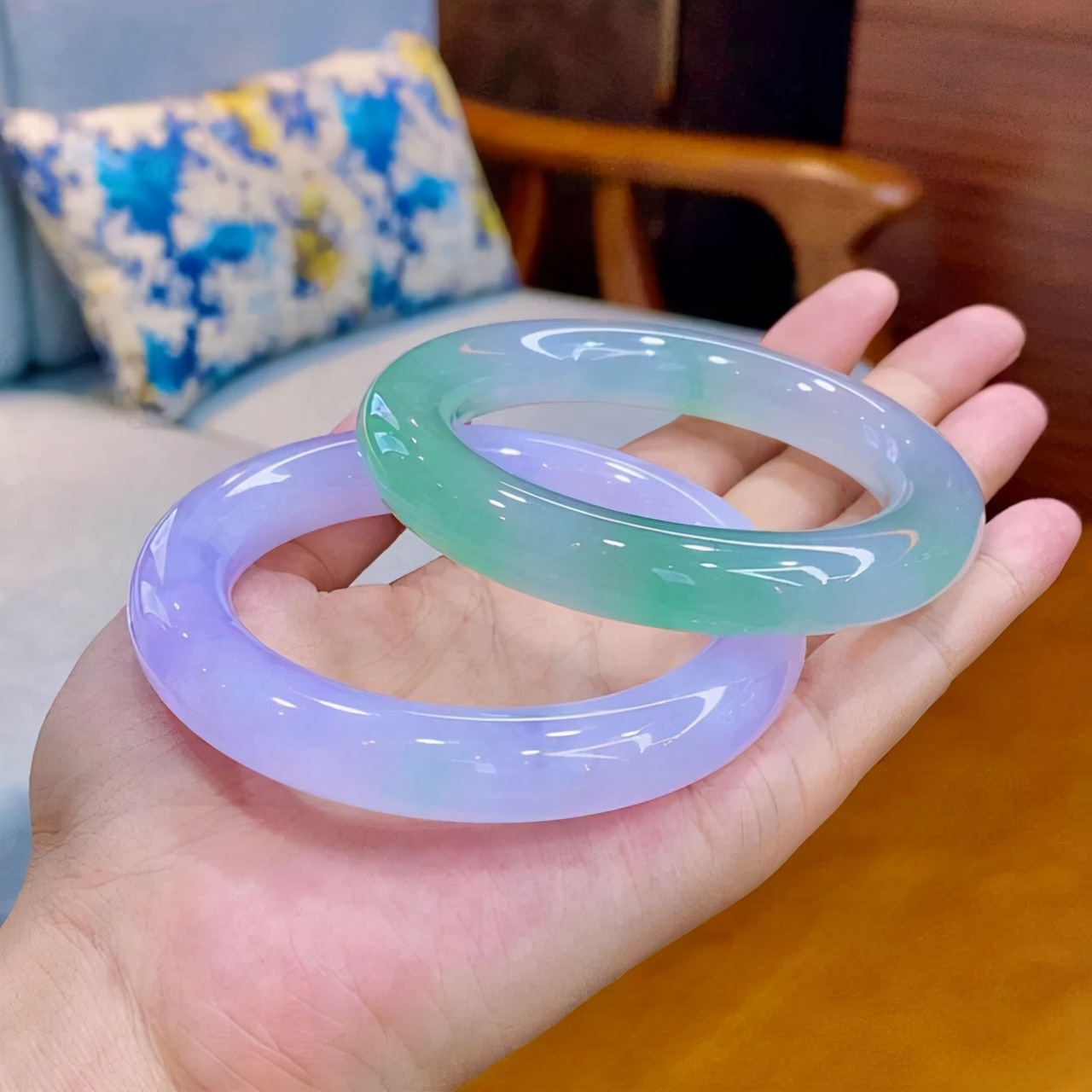 紫罗兰翡翠见光图片,紫色的翡翠都会见光失色吗