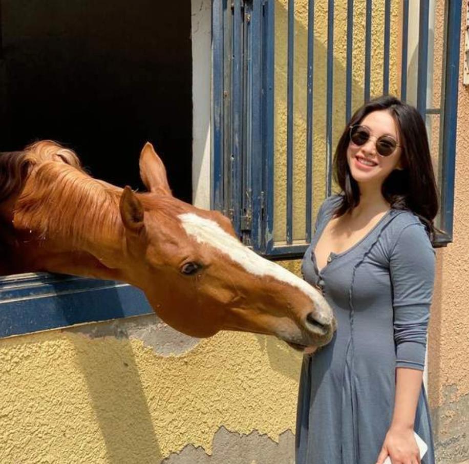 朱珠产后首露面胖几十斤模样大变,朱珠晒孕肚写真