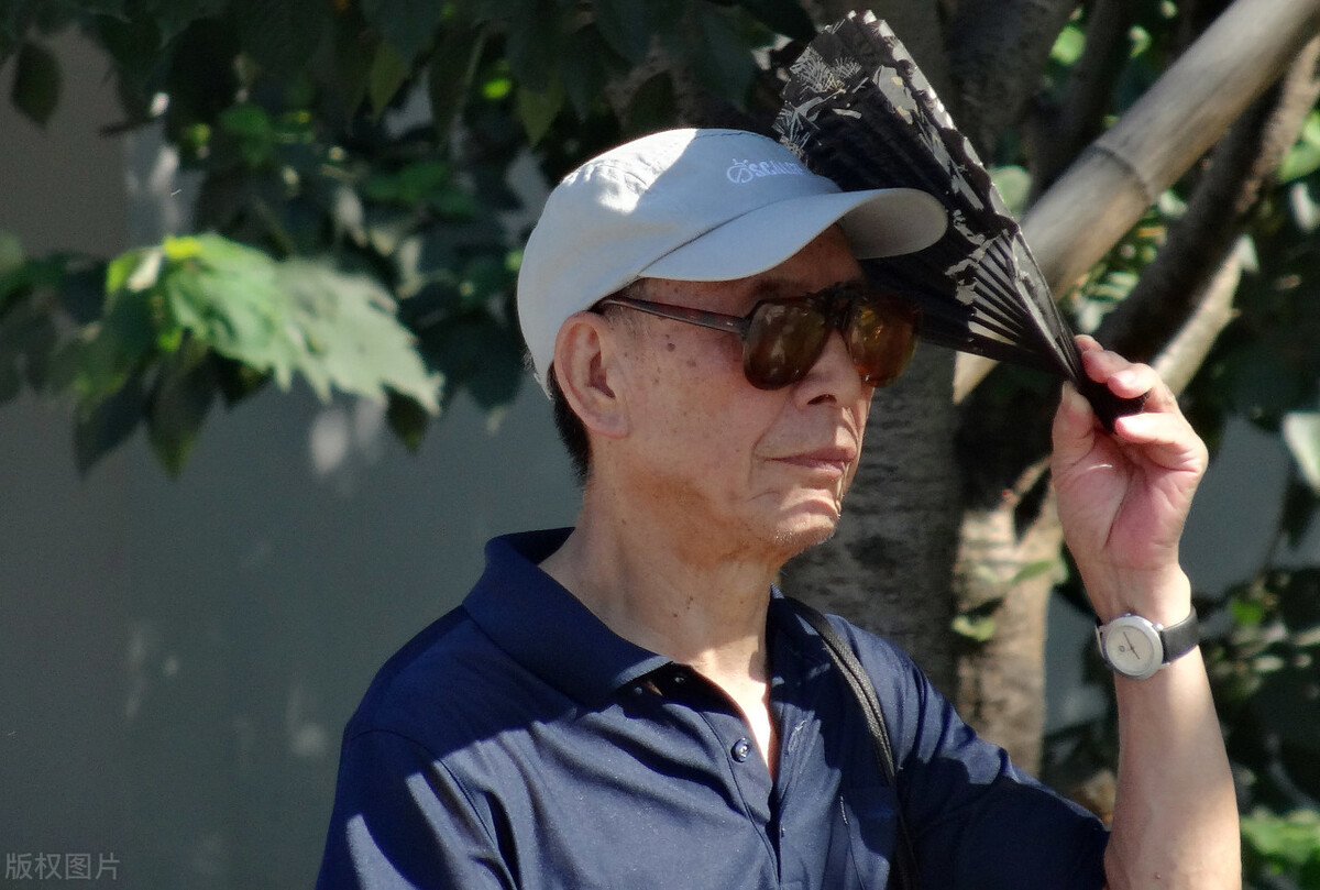 45岁脸上有老年斑什么原因造成的,45岁脸上长老年斑用什么药膏能掉