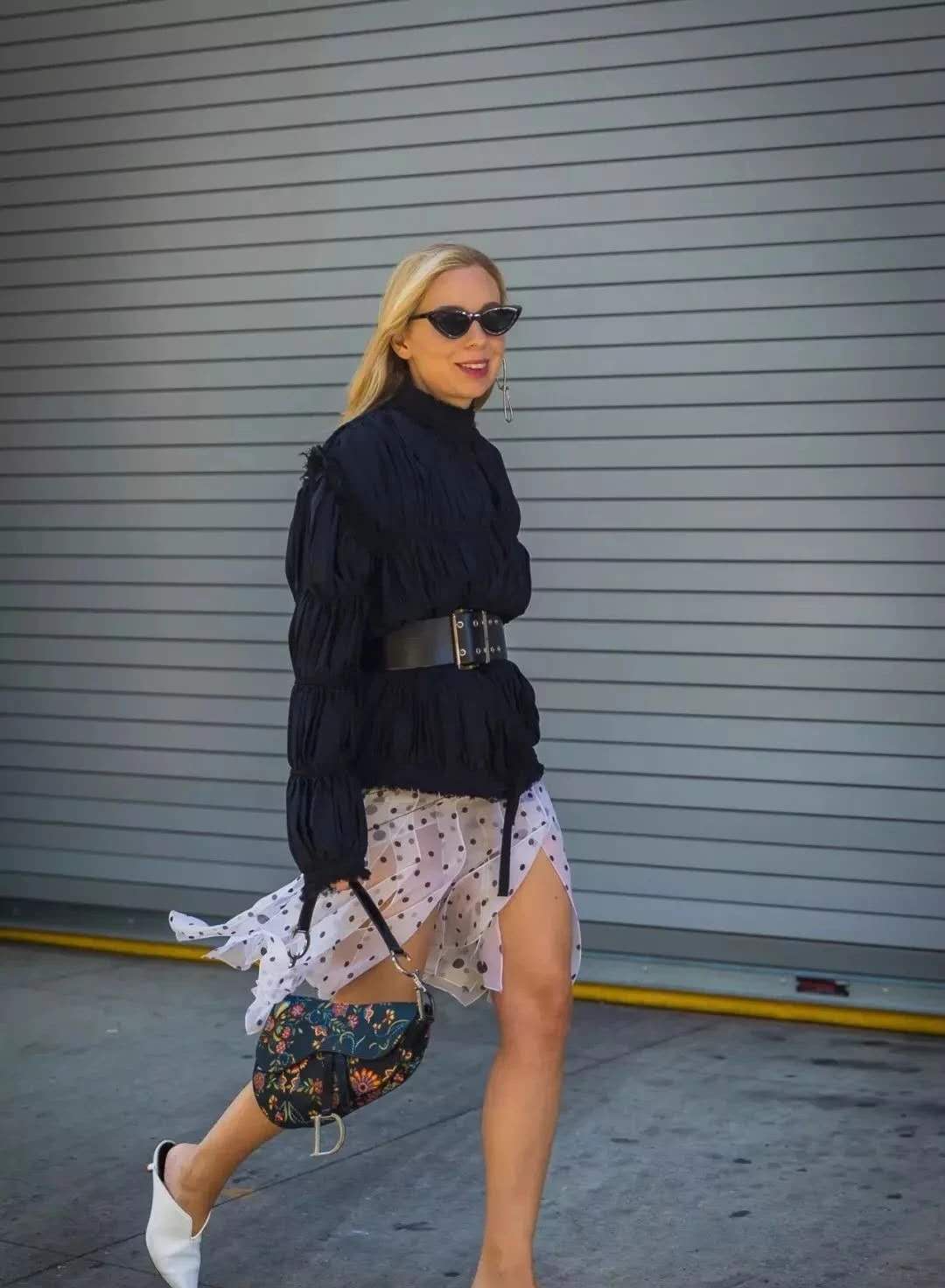 时尚风女人味十足选什么包,女人必备的几款经典包