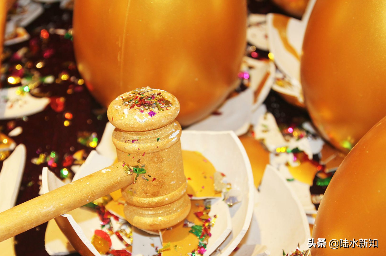 曾花上亿搞阅兵，如今10亿豪宅被拆，天津首富怎么了？