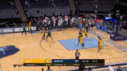 剩8秒战平没暂停且后场发球，主教练做一手势指挥球员完成绝杀