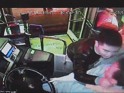 公交司机被锁喉一位少年出手了,遵义公交29路撞到11路公交事件