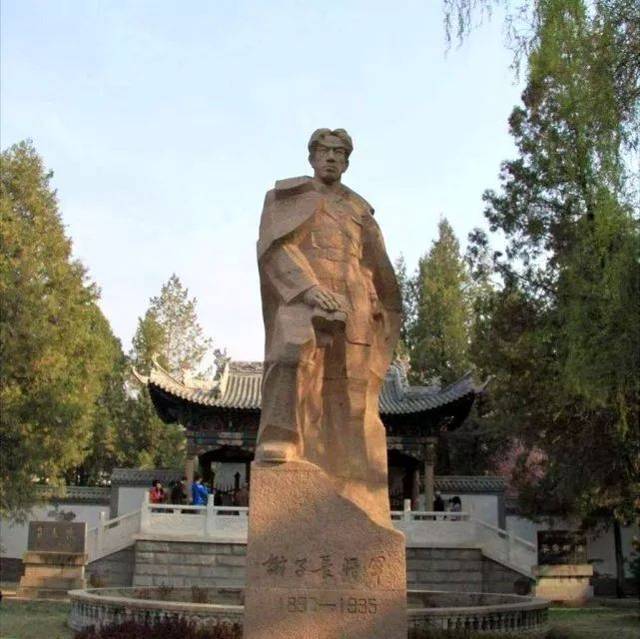 《毛*东泽**对联赏析》之33：为谢子长墓题联：民族英雄；虽死犹生