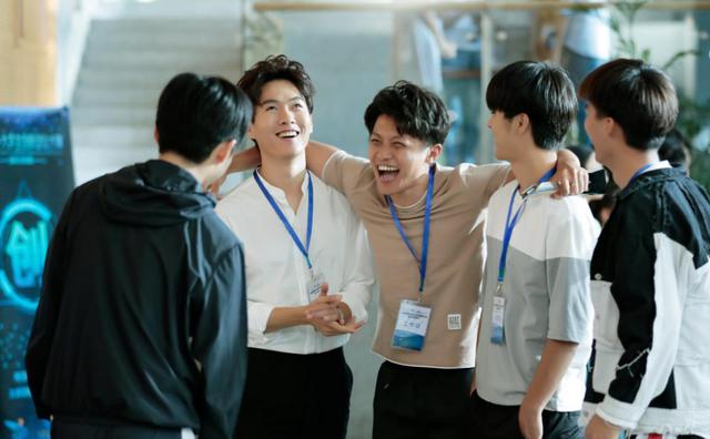 如何拒绝职场同事替你做决定,职场同事让帮忙工作要加班怎么办