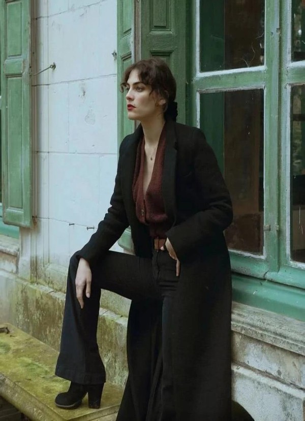 聪明女人穿大衣搭五种裤子有气质,见过世面的女人穿衣搭配