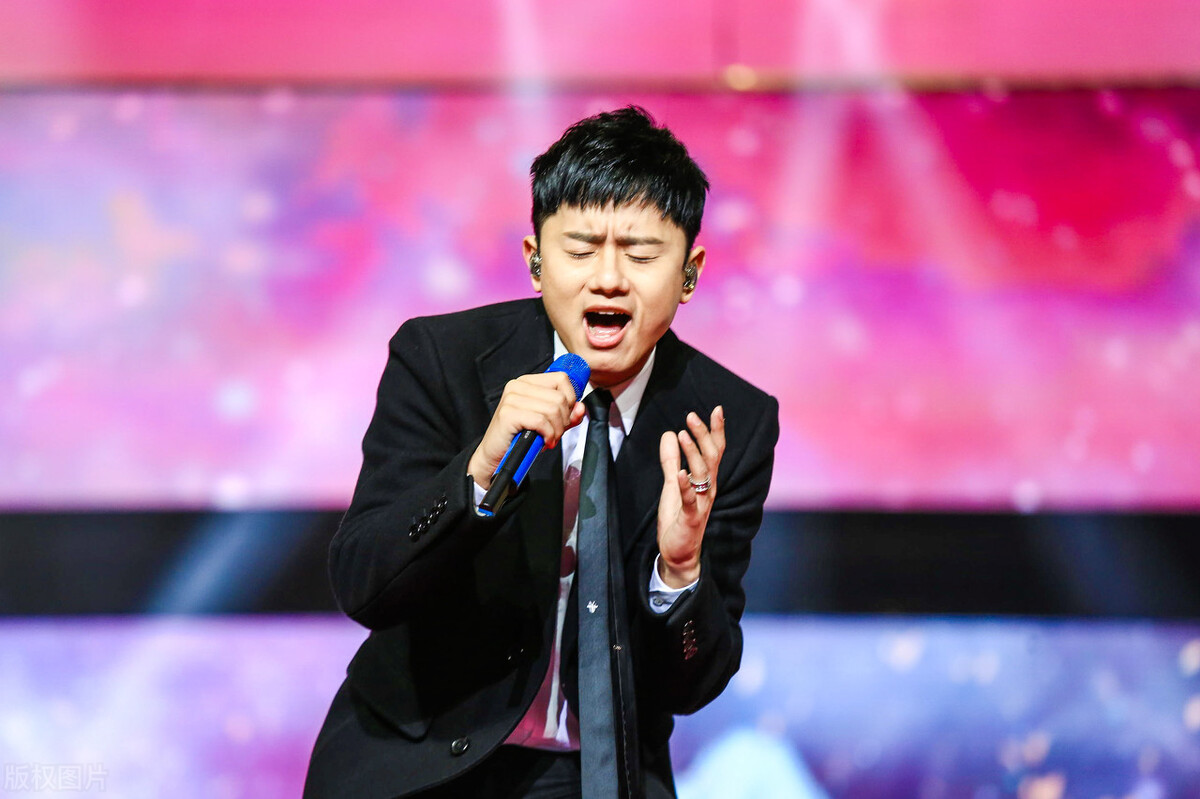 歌手张杰在大学任教当声乐老师，却被质疑不专业，你怎么看？