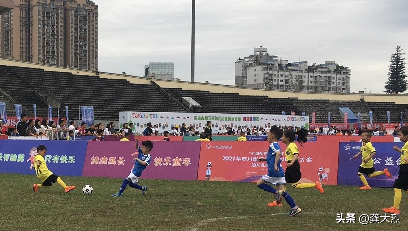 二年级初次足球比赛勇夺季军,乐至县二幼篮球