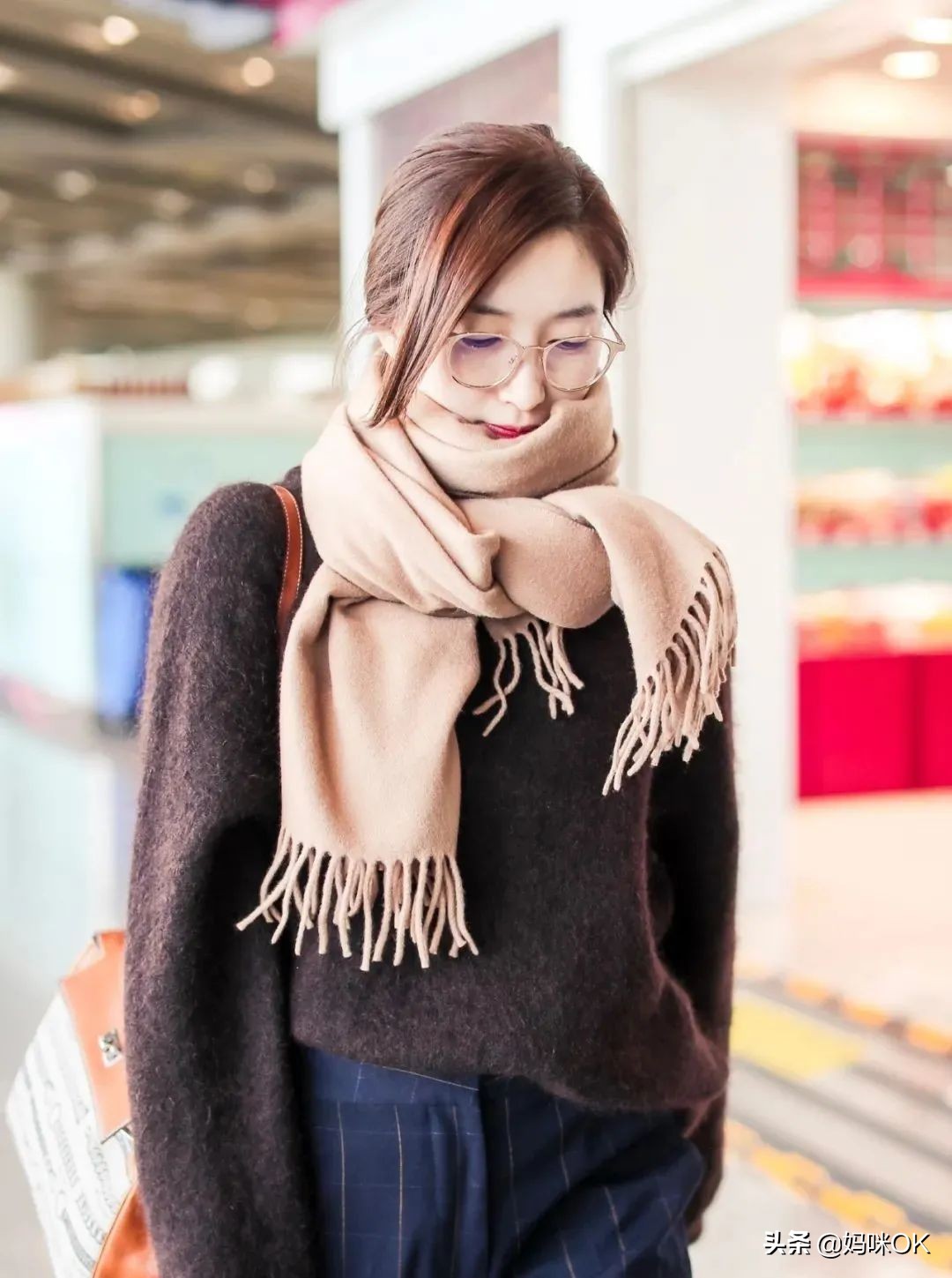 几种很火的围巾的新系法,比较短的围巾系大法