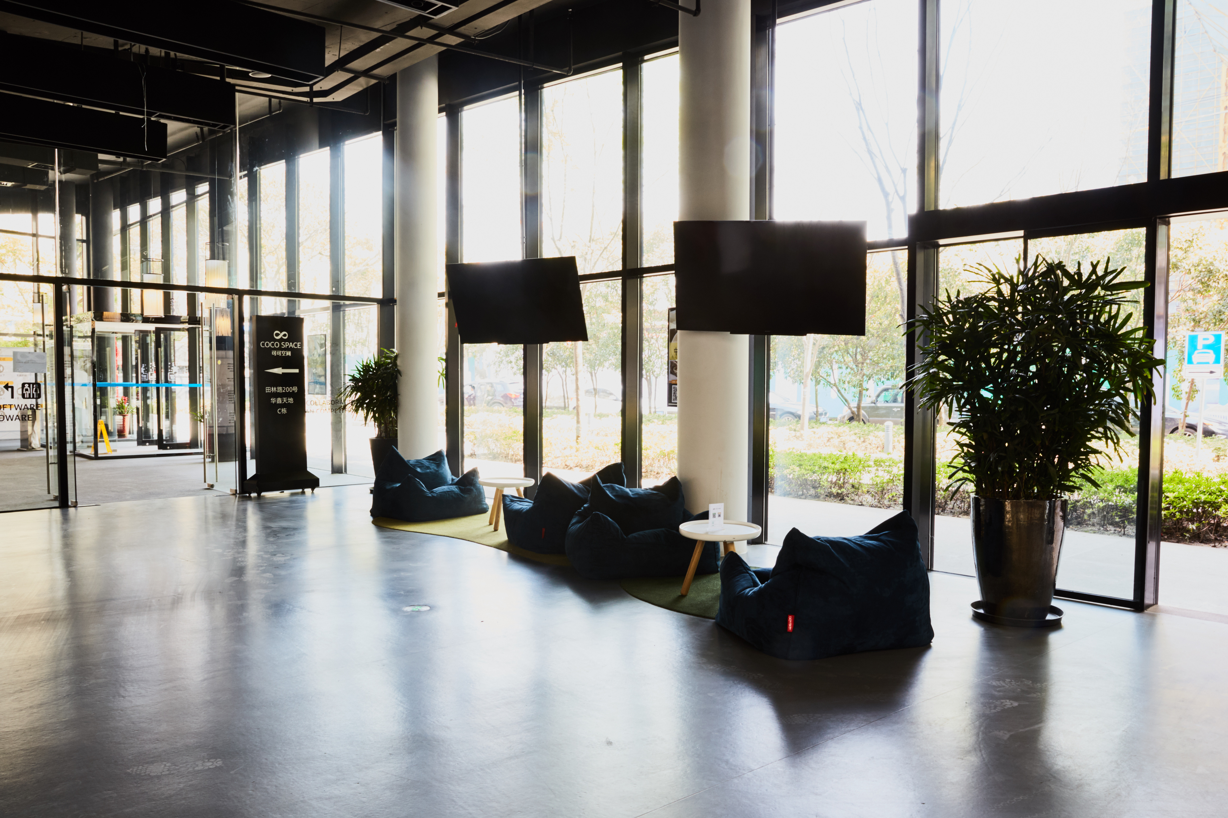 乳胶漆和壁纸哪个甲醛少,乳胶漆与壁纸哪个更划算