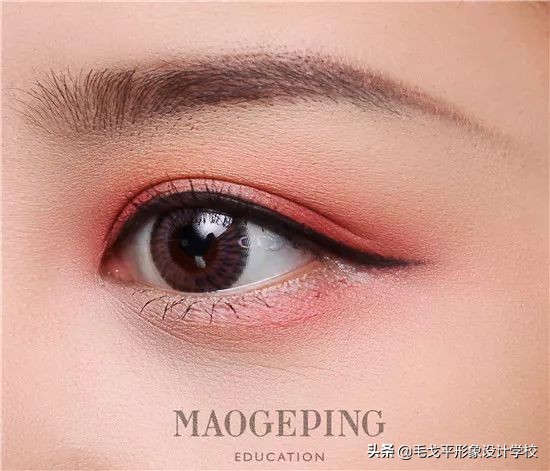 怎么画眼妆才不显脏,想学画眼妆今年最流行的眼妆