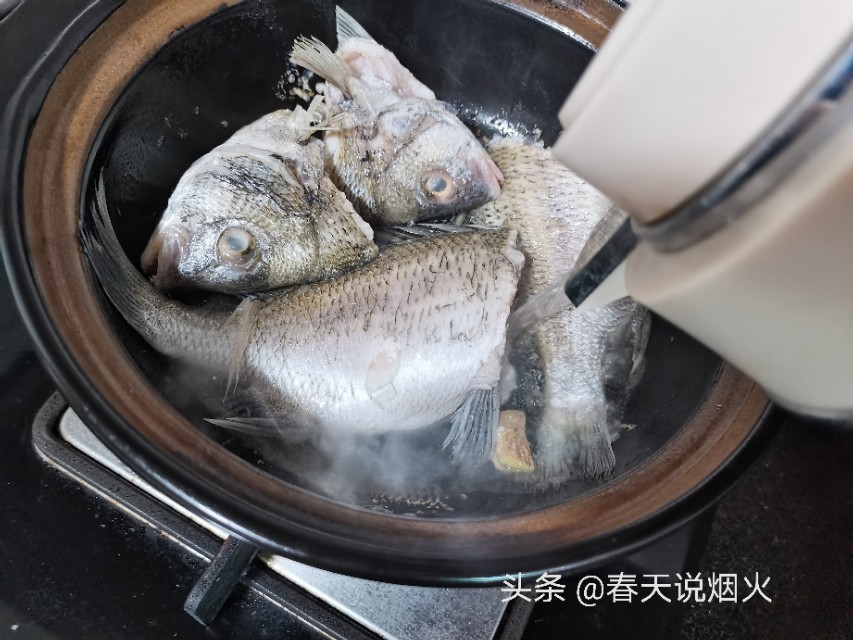 海边人教你炖鱼的小妙招，3步炖出鲜而不腥的鱼汤，喝过的都点赞
