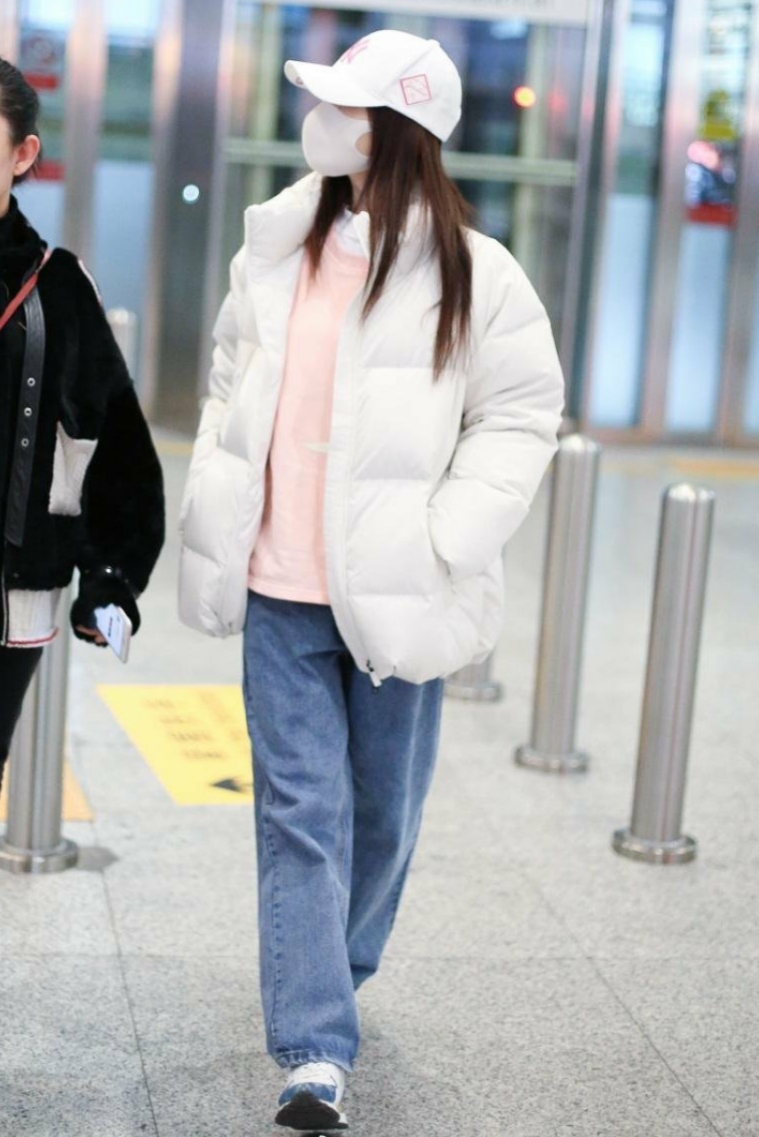 李小璐穿衣打扮显年龄小,李小璐潮装亮相机场嘻哈范儿