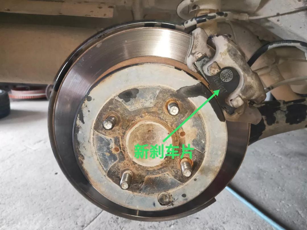 比亚迪f3更换后轮毂刹车片方法,2013丰田花冠后刹车片怎么拆