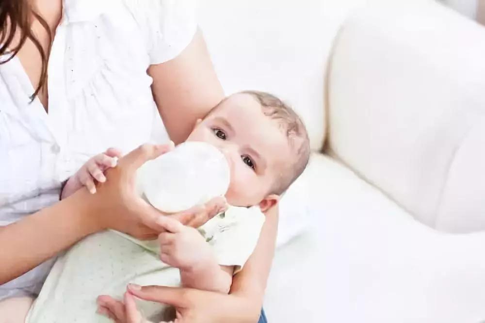 宝宝排斥奶瓶怎么办一喝就干呕,宝宝排斥奶瓶怎么办