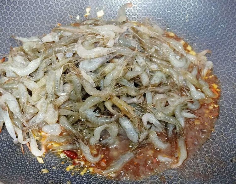 小河虾怎么炸又酥又脆配洋葱,小河虾怎么炸又酥又脆不回软