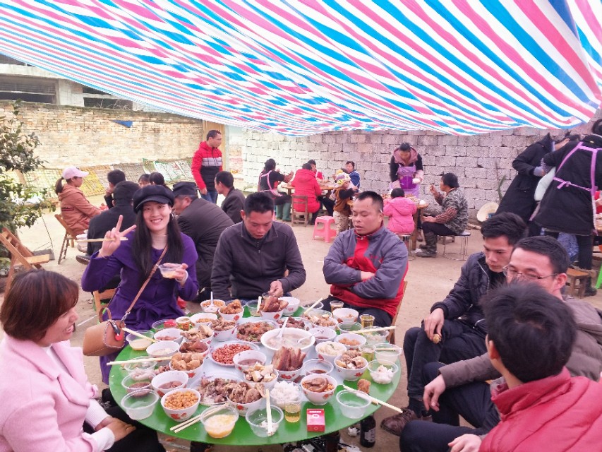 傻妞去吃双喜酒,农村不同的风俗不同的喜宴