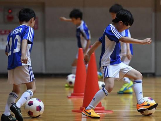 学生踢足球有好处吗,小学生踢足球有好处还是坏处