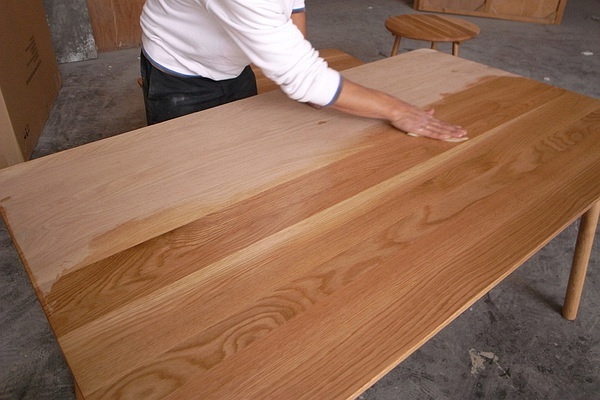 实木家具上漆时，木蜡油真比水性漆环保吗？选好木蜡油有诀窍