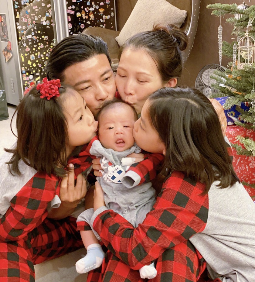 蔡少芬为儿子洗澡手法娴熟，笑得一脸宠溺，乐儿秀肉嘟嘟身材超萌