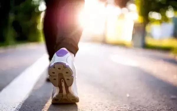 跑步导致脚底板疼,跑步脚底板抽筋一样疼