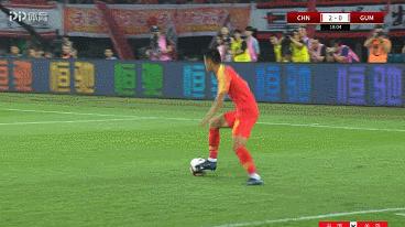 国足张玉宁远射破门,国足主力中锋张玉宁