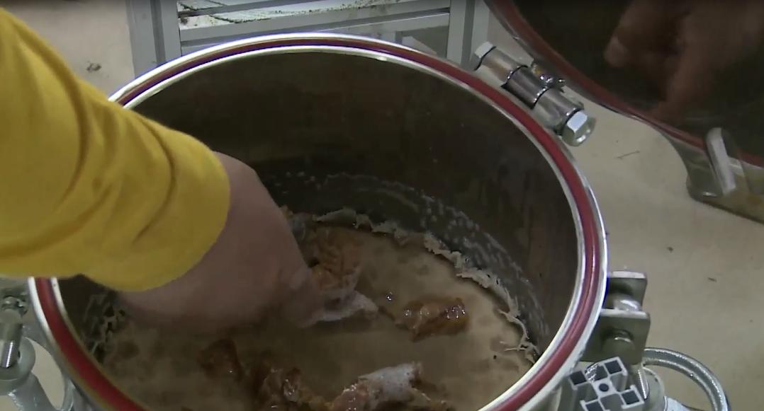 超级实用的榨油机在家都能榨,榨油机手工榨油