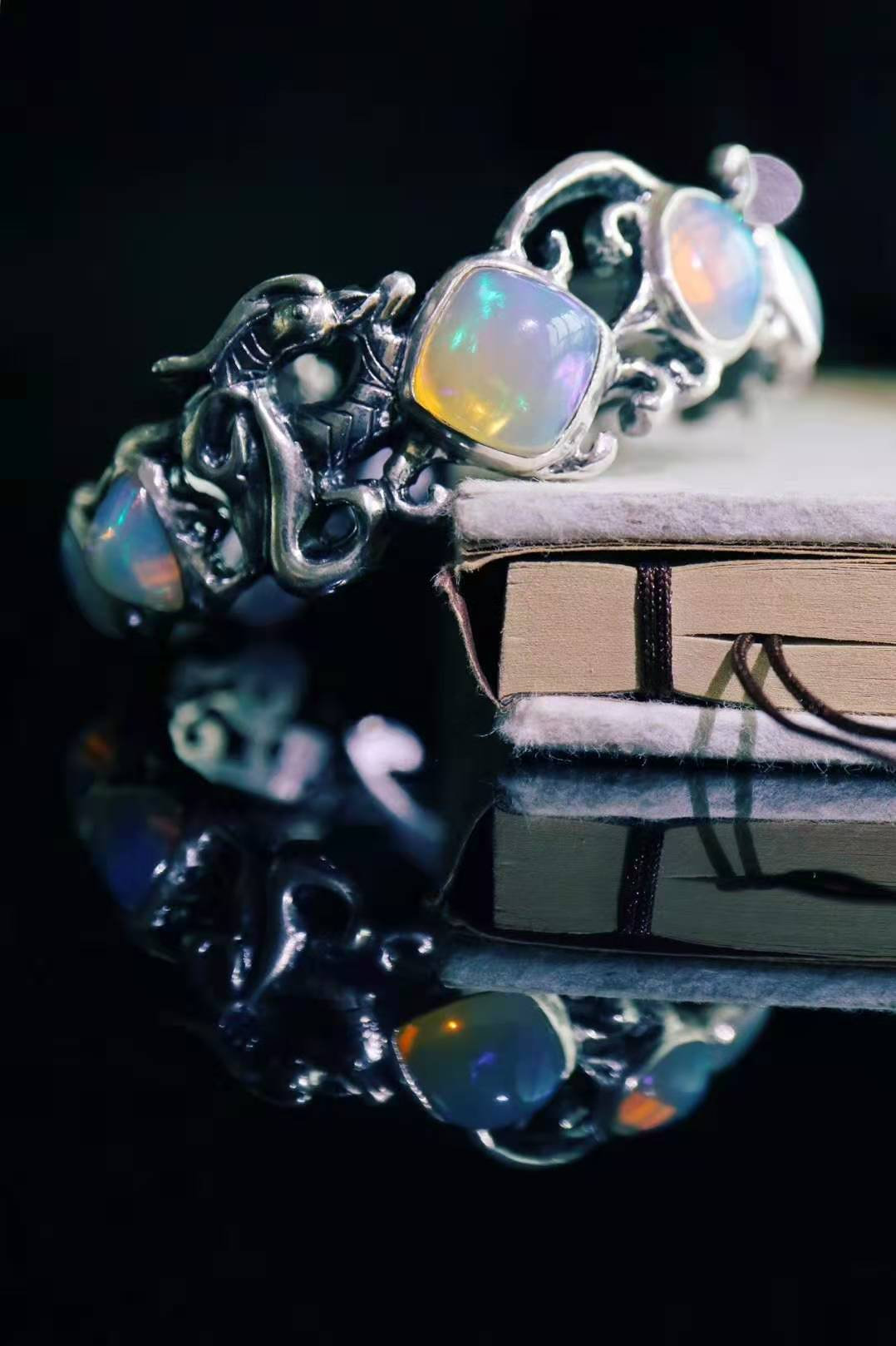 白底青手镯适合多大年纪戴,碧玉手镯适合多大年纪戴