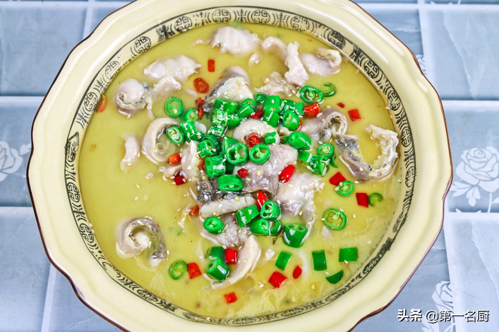 鲤鱼好吃有诀窍，做出来肉质嫩滑，汤鲜味美，一顿多吃两碗饭