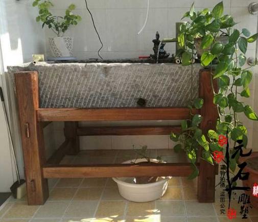 庭院不建鱼池直接放鱼缸设计效果,阳台做水池假山养鱼