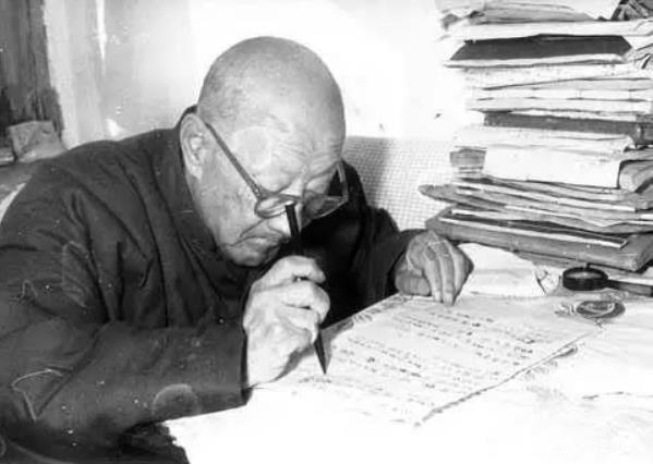 陈毅追悼会上，毛*东泽**看见一老汉所作挽联，托周恩来给他安排工作