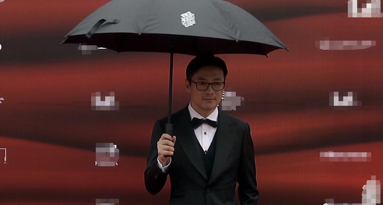 first影展千玺拥抱,first影展宋佳黑脸