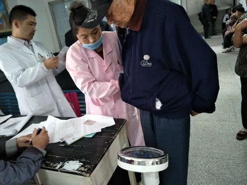 上年纪后,头发一抓就掉一把?别认为是衰老,和4种问题有关