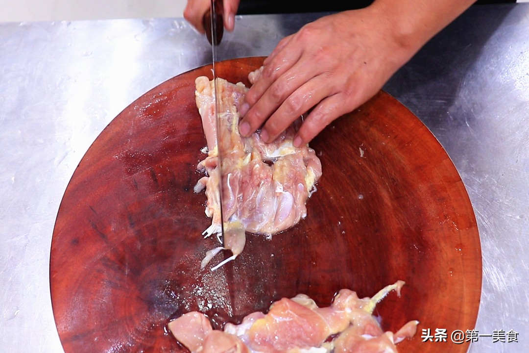 外边卖的鸡排自己制作,外面两块钱的鸡排是怎么做的